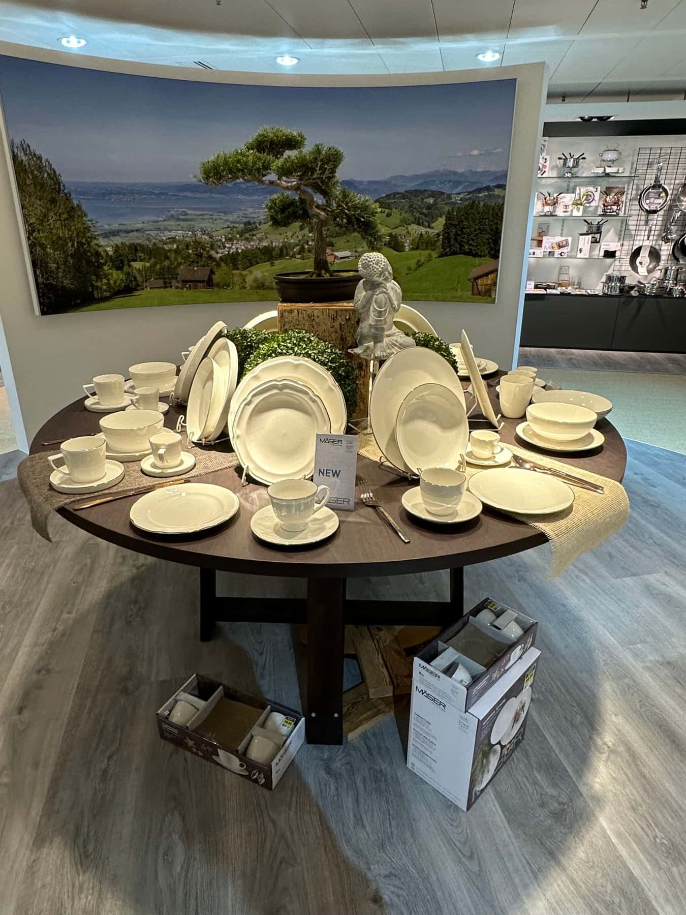 Tisch mit Mäser Tellern