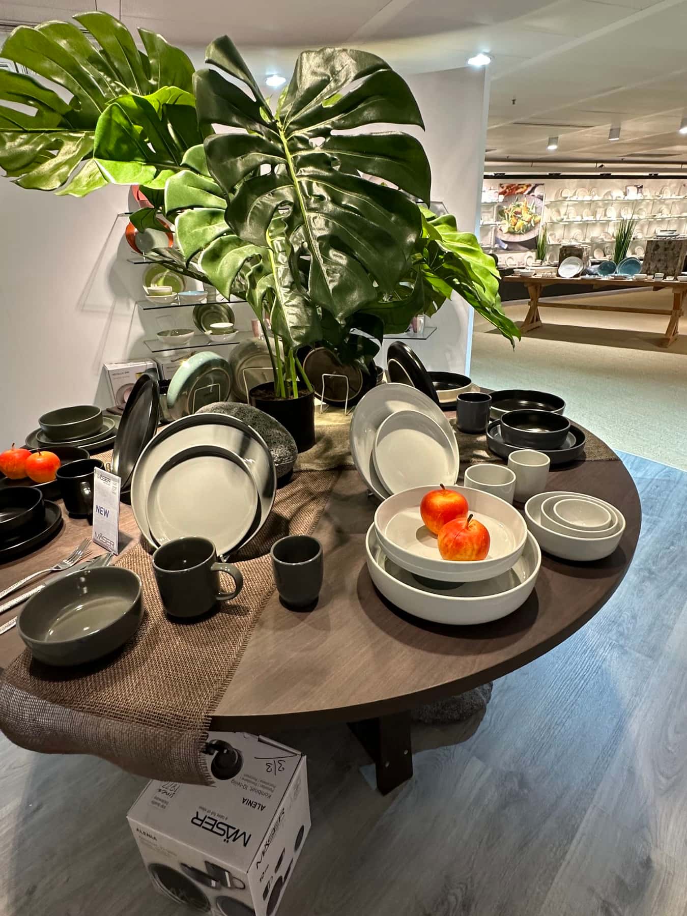 Tisch mit schwarzen und weißen Tellern