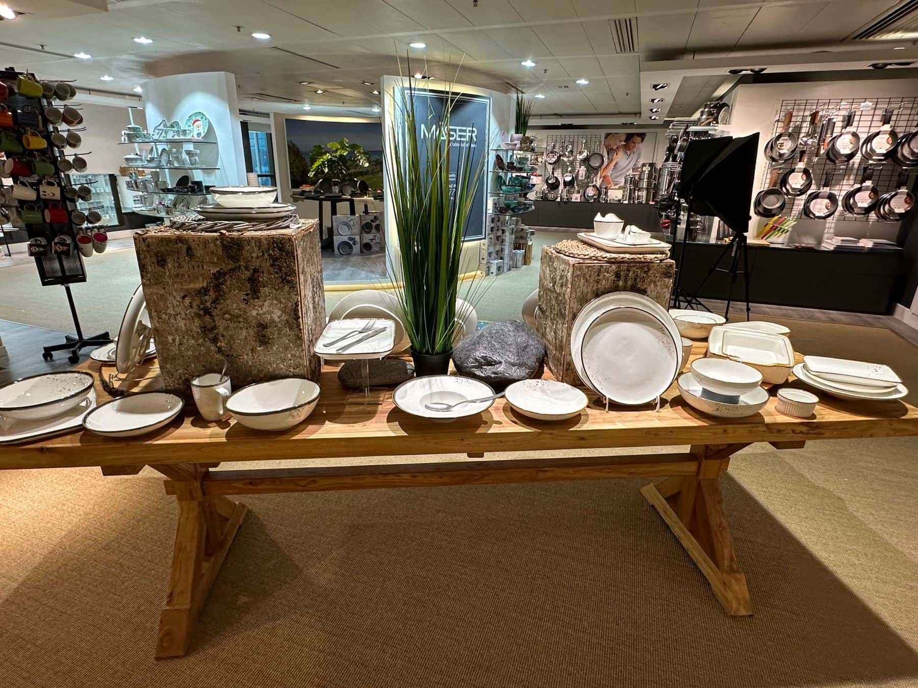 Ausstellungsraum mit Tellern