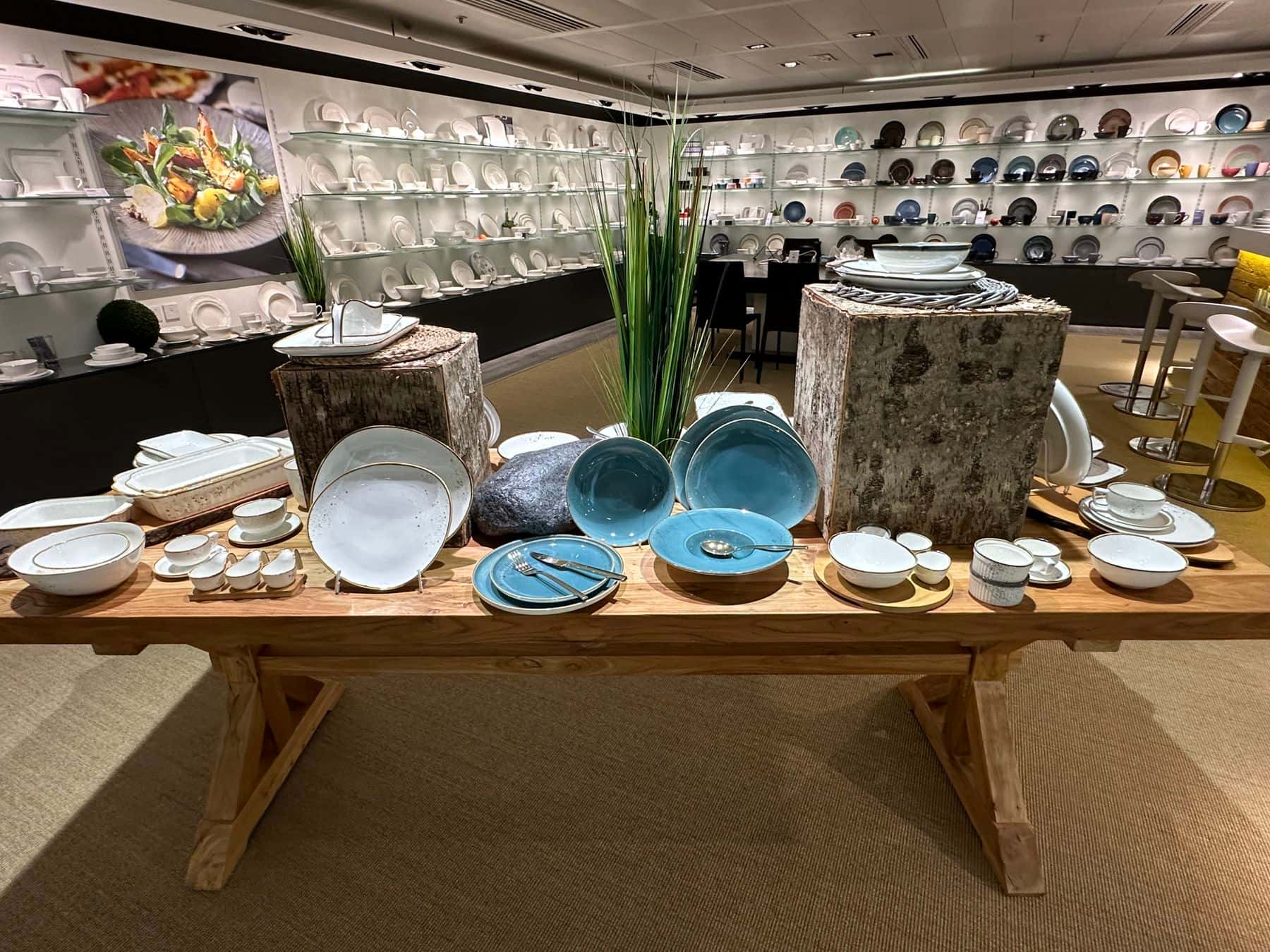 Tisch in einem Ausstellungsraum mit blauen und weißen Tellern