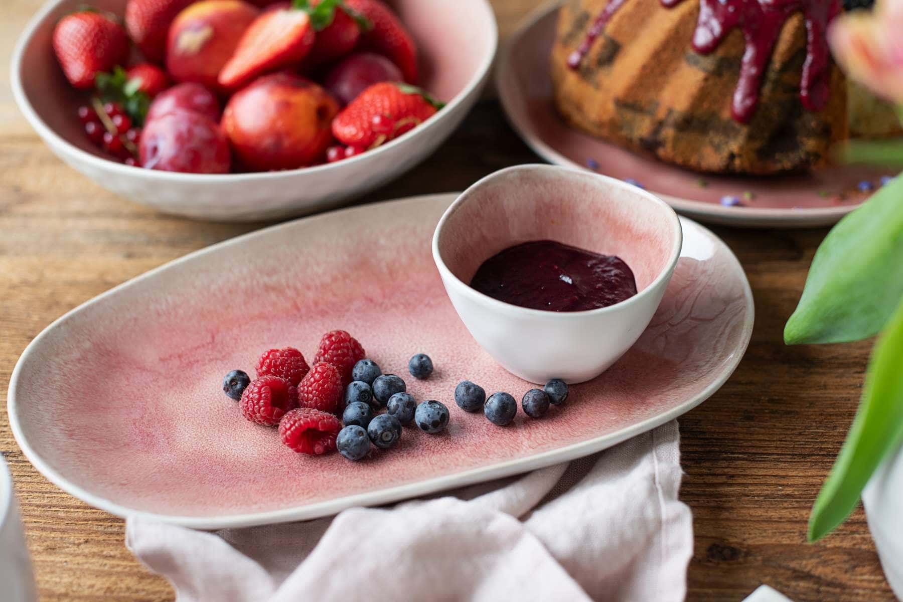 Teller mit Beerenprodukten
