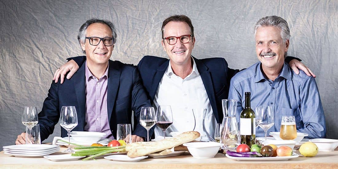 3 personen vor gedecktem Tisch